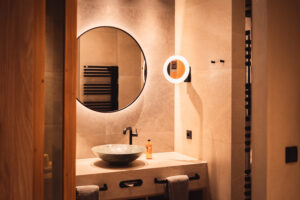 Spannende Lösung: Die halboffenen Badezimmer sorgen für Freiraum.