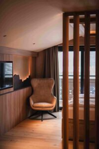 Ein weiterer Hingucker ist das stilisierte Bergpanorama mit der markanten Bischofsmütze, davor der über die ganze Raumlänge verschiebbare Fernseher.