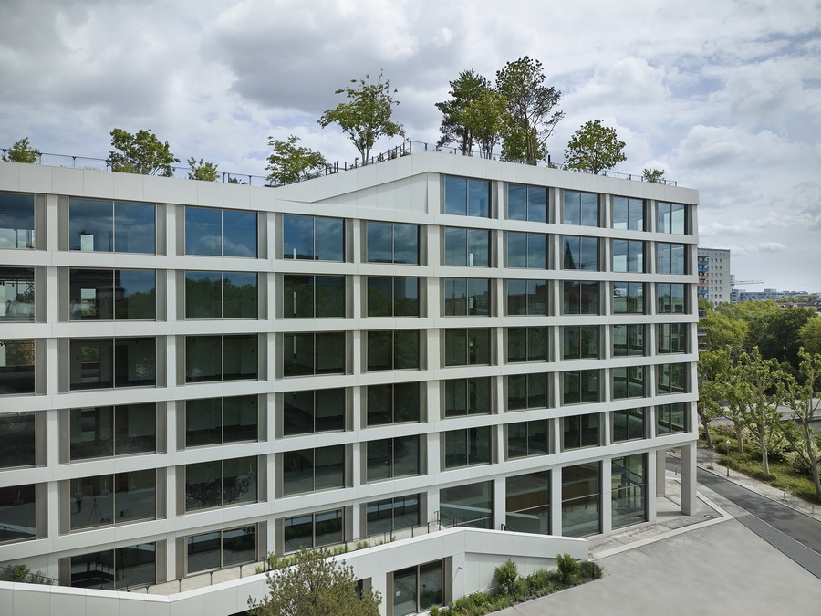 Beim AERA wachsen Fassade, Verglasung und Begrünung zu einem harmonischen Ganzen zusammen und lassen die Grenzen zwischen Natur und Bauwerk verschwimmen. © Olaf Rohl/Saint-Gobain Glass