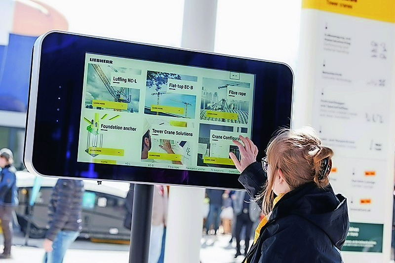 Frau vor einem Display