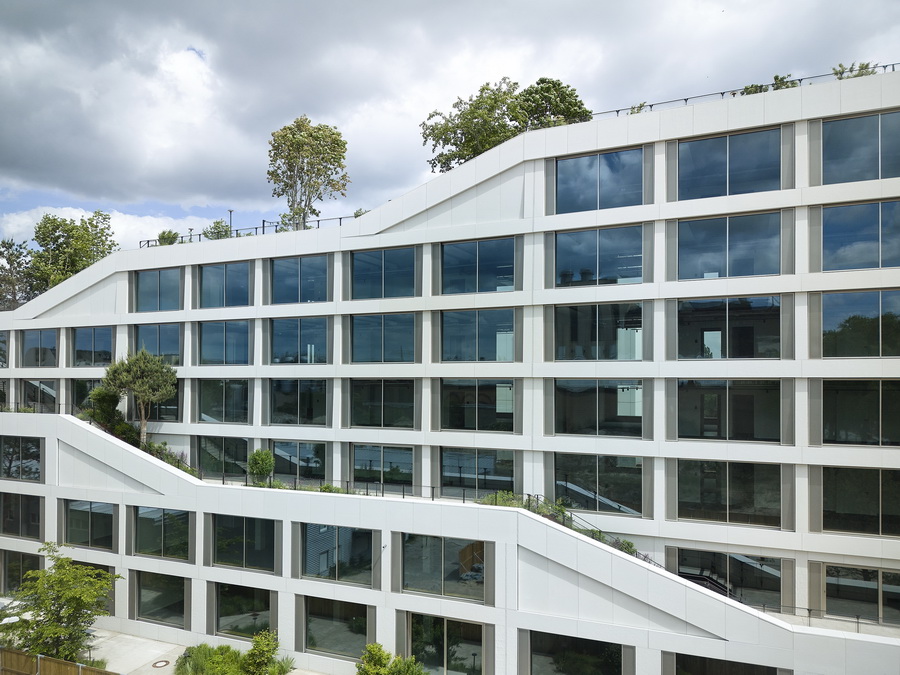 An dem langgezogenen Baukörper sieht der Entwurf der Architekten ein horizontal ausgerichtetes Fassadengefüge vor, das den leicht aufsteigenden Treppenweg betont. © Olaf Rohl/Saint-Gobain Glass