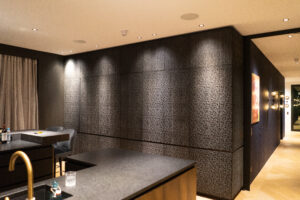 Die Optik der großzügigen Küche ist geprägt von innovativen Oberflächen sowie spannenden Material- und Farbkombinationen.