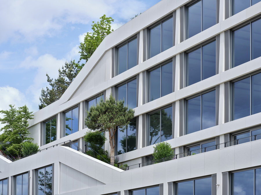 Raumhohe Pfosten-Riegel-Konstruktionen mit schmalen Profilansichten werden von schmalen Lüftungsflügeln flankiert. © Olaf Rohl/Saint-Gobain Glass