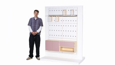 Auf der Trägerplatte, die als Basis des Systems dient, können verschiedene Module beliebig positioniert werden. Dadurch entsteht eine frei gestaltbare Struktur – angepasst an den Raum, die gewünschte Funktion und den persönlichen Geschmack.