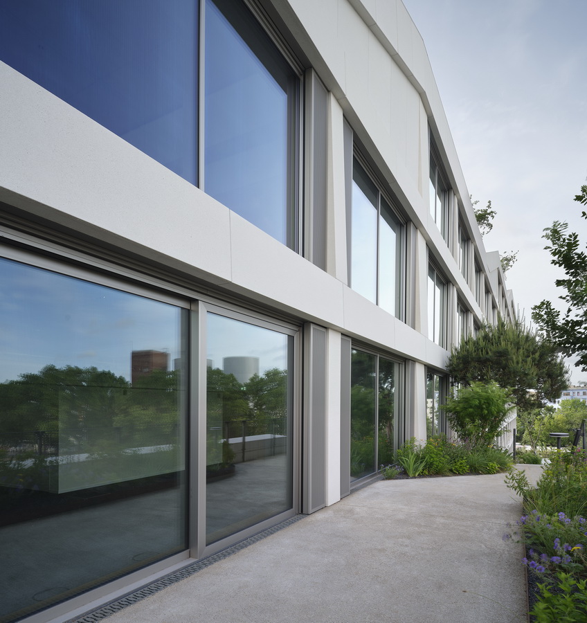 Die schmalen Lüftungsflügel mit vorgesetzten Lochblech-Bekleidungen dienen auch als Entrauchungsklappen. © Olaf Rohl/Saint-Gobain Glass