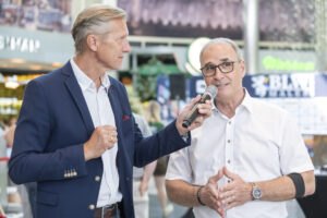 Volker Klug von Synthesa überreichte die Urkunden an die Gewinner*innen.© Synthesa