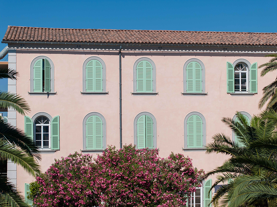 Fensterläden aus Aluminium sorgen für historische Ästhetik