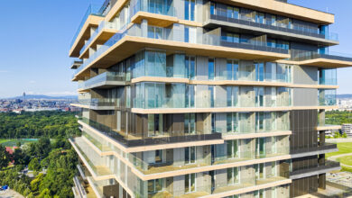 Der Wohnturm „Grünblick“ vereint Nachhaltigkeit und modernes Design in Wiens Stadtentwicklungsprojekt Viertel Zwei.