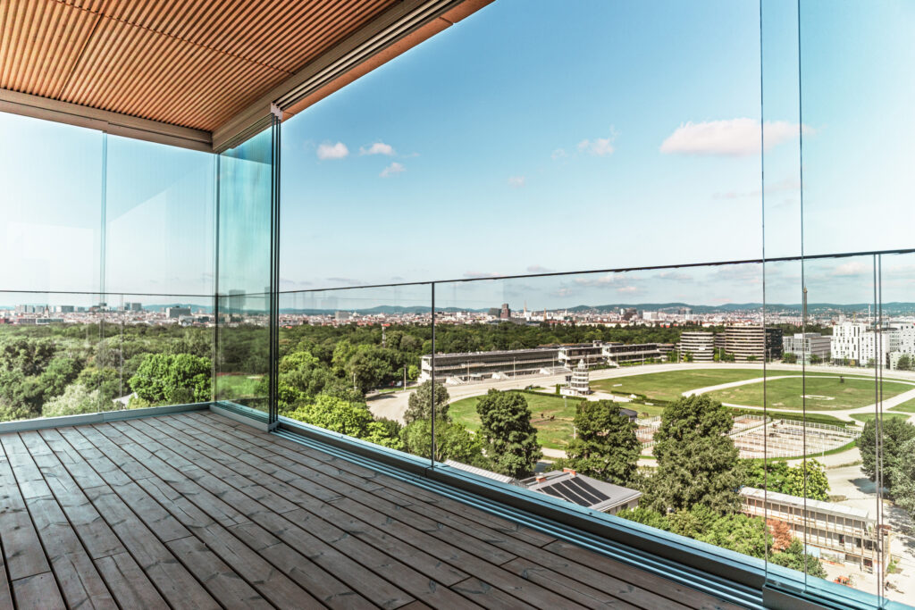 Um die architektonische Gestaltung zu unterstreichen, wurden die Glaselemente zum Teil mit Siebdruckmotiven versehen.