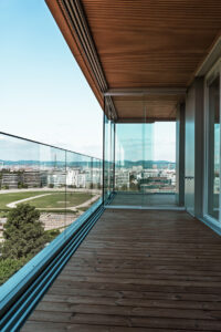 Das elegante Glasgeländer ermöglicht maximale Transparenz und erfüllt höchste Anforderungen an Sicherheit und Ästhetik. © Glas Marte / Bildszene Werbe GmbH