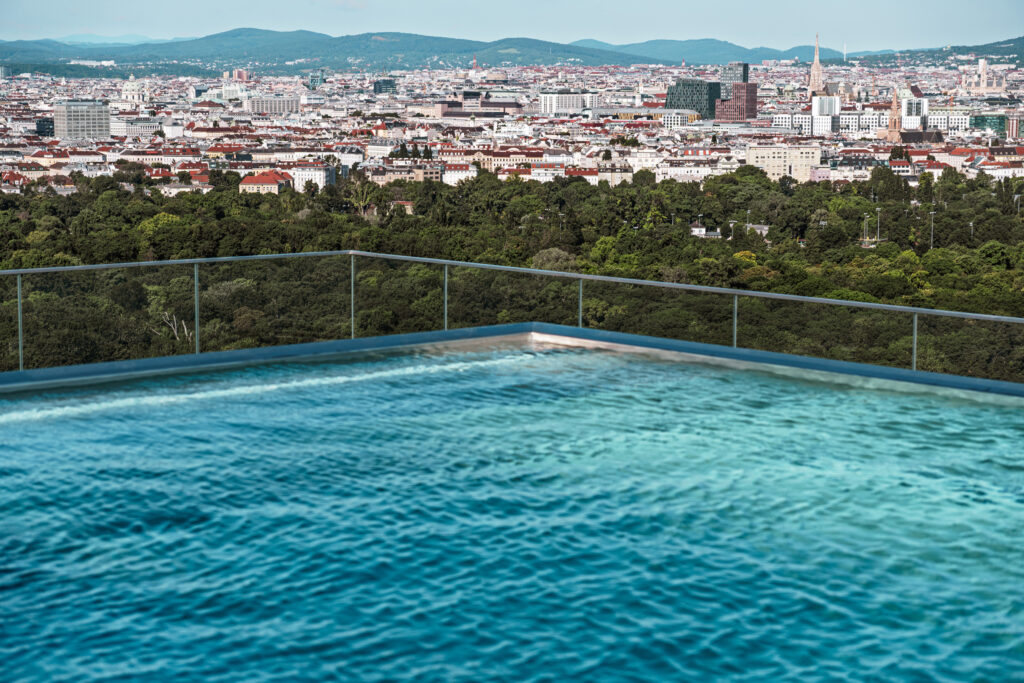 Auf dem Dach des Wohngebäudes befinden sich ein Diningroom mit Terrasse sowie ein Wellnessbereich mit Pool und Sauna. 