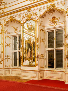 Fingerspitzengefühl ist gefragt: Viele Details warten auf die Restaurator*innen.Fingerspitzengefühl ist gefragt: Viele Details warten auf die Restaurator*innen. © Schloß Schönbrunn Kultur-u. Betriebsges.m.b.H. Foto_ Alexander Eugen Koller