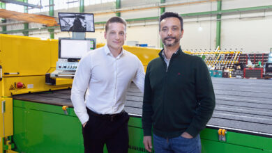 Freuen sich auf die zukünftige Zusammenarbeit: Hegla Vertriebs-Geschäftsführer Toni Schön (links) und der Geschäftsführer von Hegla Iberica Rui Joaquim.