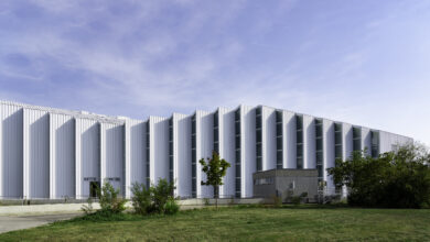 Dieser Industriebau in Wien beeindruckte die Jury des Aluminium-Architektur-Preises im letzten Jahr durch seine klare und skulpturale Formsprache. © smartvoll, Dimitar Gamizov