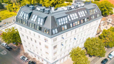 Ein Wiener Gründerzeithaus aus dem Jahr 1900 wurde mit viel Feingefühl zu einem Vorzeigeprojekt modernen Wohnens revitalisiert. Herzstück ist der großräumige Dachausbau.