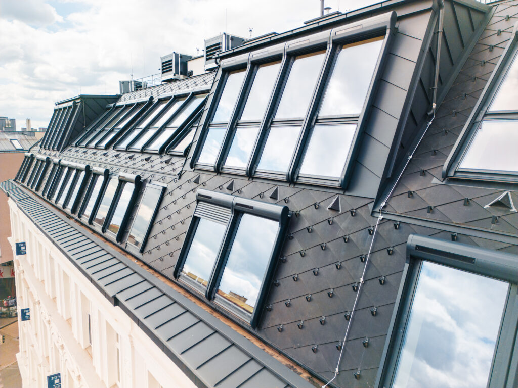 In den vier Dachgeschoßwohnungen und dem exklusiven Penthouse kamen rund 50 Klapp-Schwingfenster aus der neuen "GreenView"-Linie von Fakro zum Einsatz. © Fakro