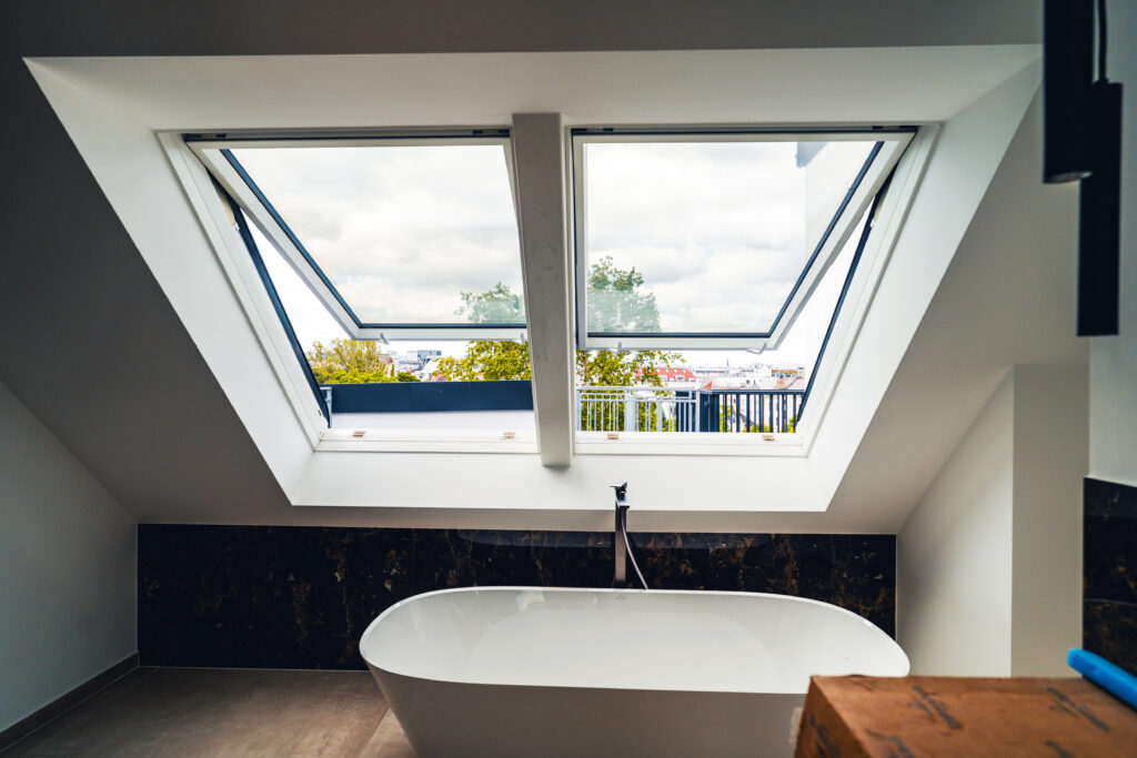 Wohnen mit Ausblick. Die schlanken Rahmenprofile der Dachfenster lassen maximales Tageslicht ins Innere. © Fakro