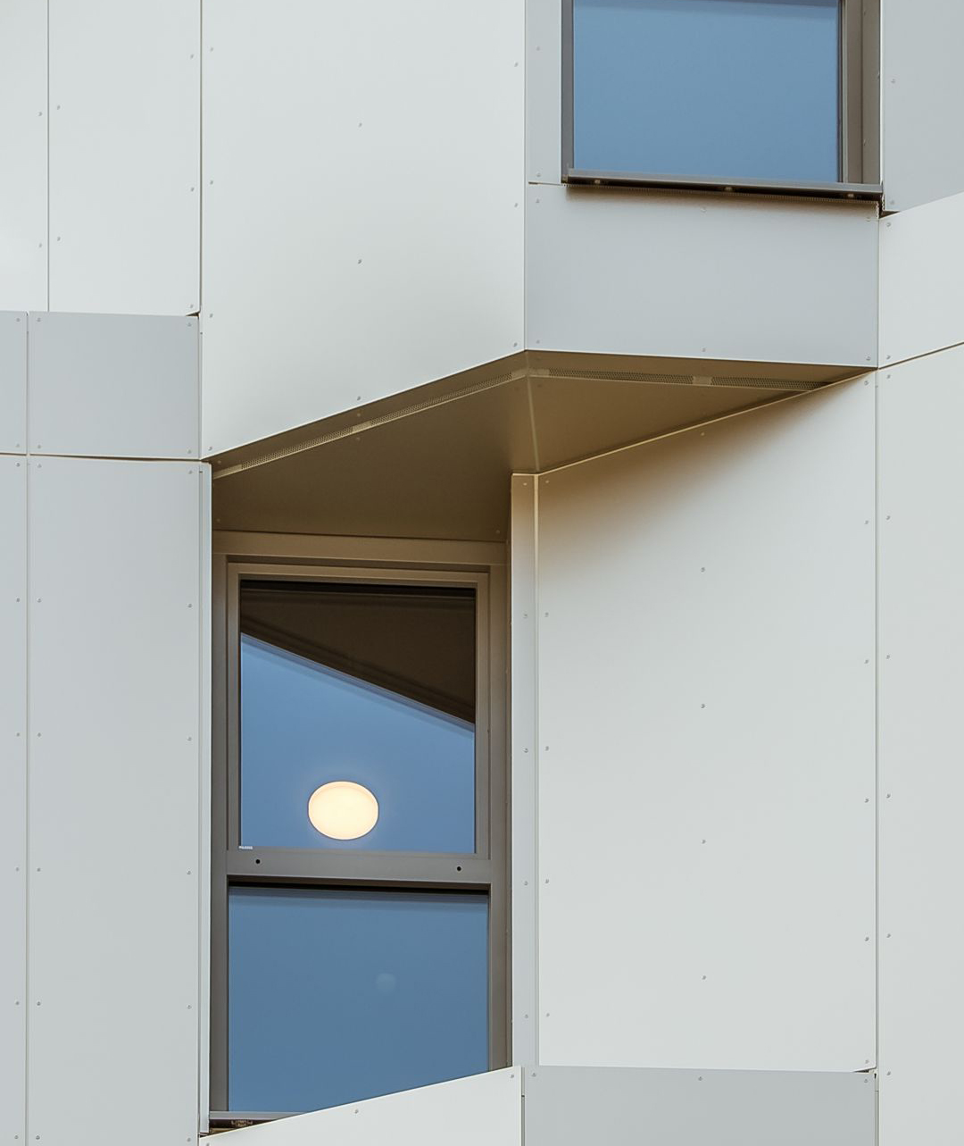 Eine besondere Herausforderung des Fassadenprojekts war die Planung der Untersichten bei den dreieckigen Bauteilbereichen.