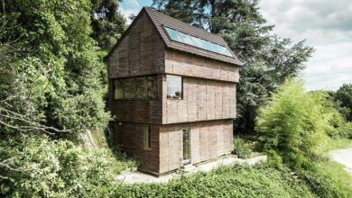 Gedeckt ist das asymmetrisch geneigte Satteldach mit Prefa-Dachschindeln in P.10-Nussbraun. Die Farbgebung verbindet sich mit der Weidenfassade und der Umgebung. © Croce & Wir