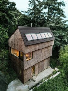 Die Mauern des früheren Gartenhauses wurden als Erdgeschoß erhalten, Die Mauern des früheren Gartenhauses wurden als Erdgeschoß erhalten, darauf entstand ein kompakter Neubau aus Holz. © Croce & Wir