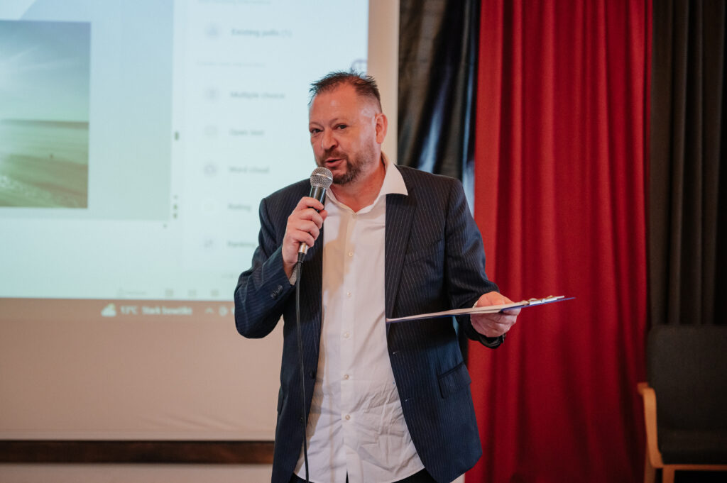 Der Organisator, Obmann Sepp Tschebull vom Verein Kärntner Glaserhandwerk, freut sich auf Teilnehmer*innen aus dem gesamten Glashandwerk. © Verein Kärntner Glaserhandwerk