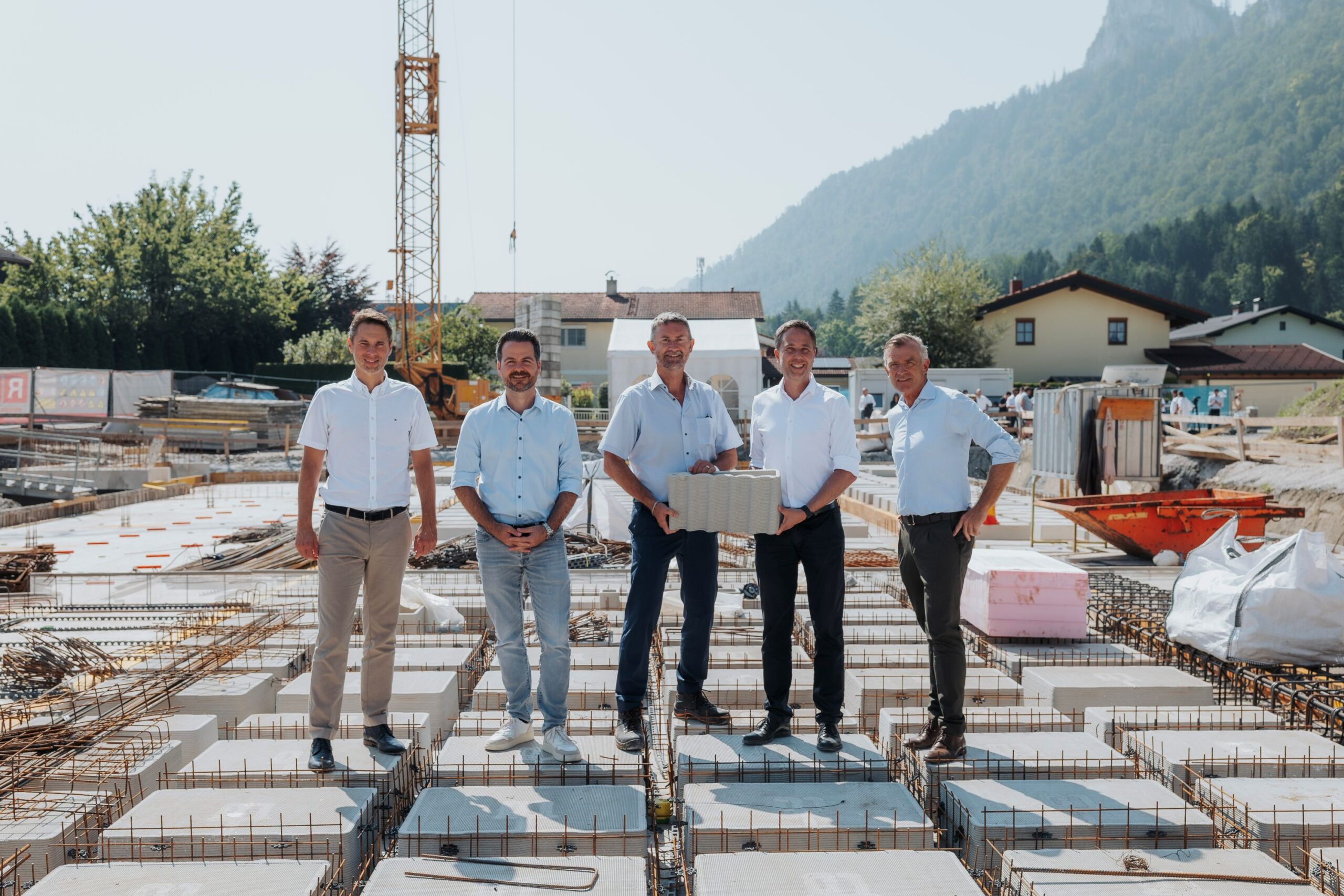 V.l.: Georg Grundbichler (Salzburg Wohnbau), Vincenzo Königsdorfer (RHZ Bau), Eduard Artner (Baumit), Thomas Maierhofer (Salzburg Wohnbau) und Heimo Berger (Leube) präsentieren die erste im 3D-Druckverfahren hergestellte Ortbetondecke.