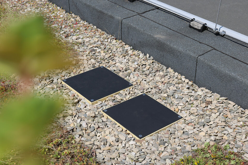 Doppelter Schutz: Unter dem einen Gründachschacht ist die Hauptentwässerung installiert, unter dem anderen die Notentwässerung. © Sita 