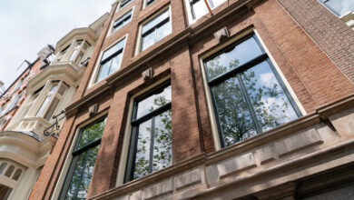 Mit "Pyrobel Fineo" bietet AGC Glass Europe eine Kombination aus Brandschutzglas und Vakuum-Isolierglas an, die feuerhemmende Funktionen mit hoher Wärmedämmung in schlanken Aufbauten verbindet. © AGC Pyrobel