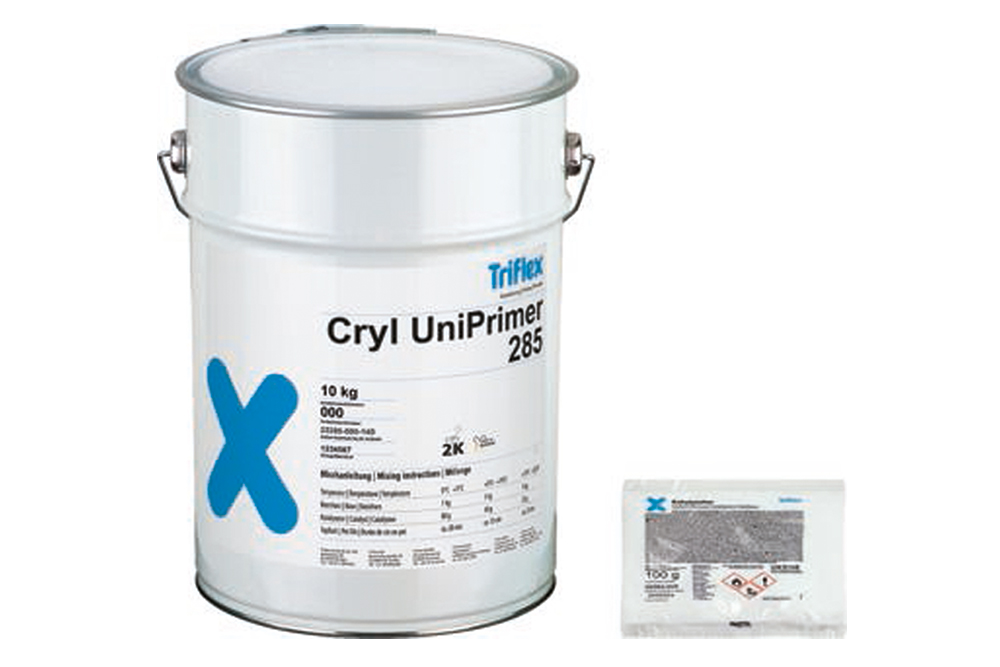 Aus 2-fach wird einfach: Mit dem neuen Triflex Cryl UniPrimer 285 gibt es jetzt eine einzige Lösung für alle bituminöse und mineralische Untergründe.