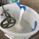 Danach wird die dazugehörige Katalysatormenge klumpenfrei bei langsam laufendem Rührwerk eingemischt.