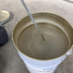 Triflex Cryl UniPrimer 285 ist schnell reaktiv und lösemittelfrei sowie bei Temperaturen von 0 °C bis +35 °C verarbeitbar. Für die Verarbeitung wird zunächst das Basisharz gründlich aufgerührt.