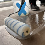 Die Grundierung kann manuell im Rollverfahren oder aber mit der Sprüh-Applikationsmaschine Triflex SAM aufgetragen werden. Die 2-komponentige Grundierung auf PMMA-Basis haftet sicher und bildet damit die Grundlage für langlebige Abdichtungslösungen von Triflex.