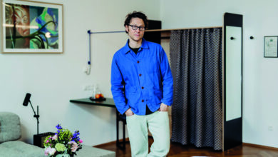 Designer Arthur Arbesser im neuen Zimmer Nummer 30.