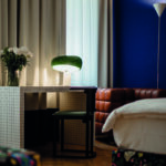 Schreibtisch Quaderna von Superstudio, die Stehlampe Imbuto von Luigi Caccia Dominioni sowie die fröhliche Leuchte Snoopy der Brüder Castiglioni. © Nicky Webb