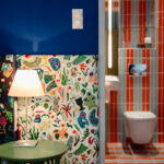 Das Betthaupt ziert ein Stoff von Josef Frank. Das Betthaupt ziert ein Stoff von Josef Frank. © Nicky Webb