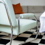 Klassiker sehr beliebt: Das Schachbrettmuster in Schwarz-Weiß und der Freischwinger aus Stahlrohr.