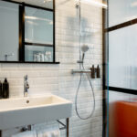 Das Badezimmer in Zimmer 30.