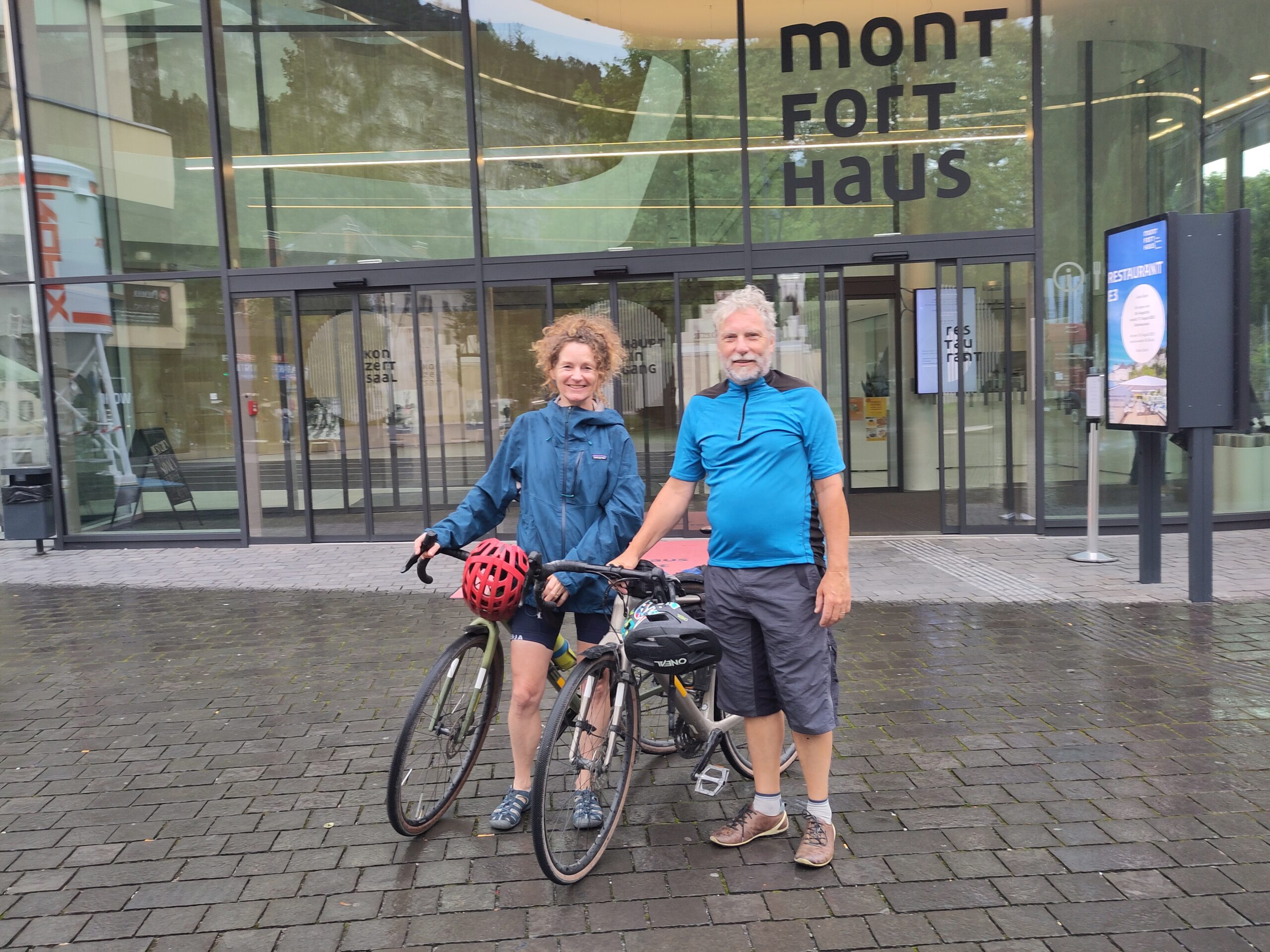 Die SiegerInnen Judith und Gerhard vor dem Montfort Haus in Feldkirch