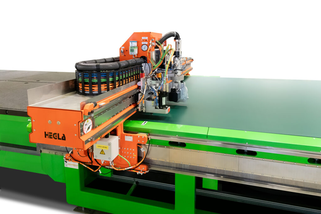 Dünnglas erfordert wegen höherer Anforderungen an Handling und Schnittqualität automatisierte und angepasste Prozesse. © Hegla