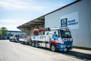 Ein LKW steht vor einem Firmengebäude