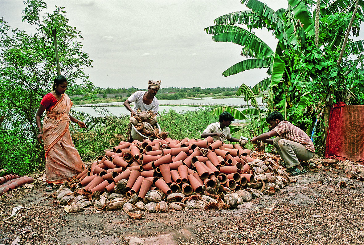 Lokal gefertigte Terrakotta-Kegel bilden die Grundelemente f&uuml;r nat&uuml;rlich ventilierte Gew&ouml;lbedecken ohne Stahl.