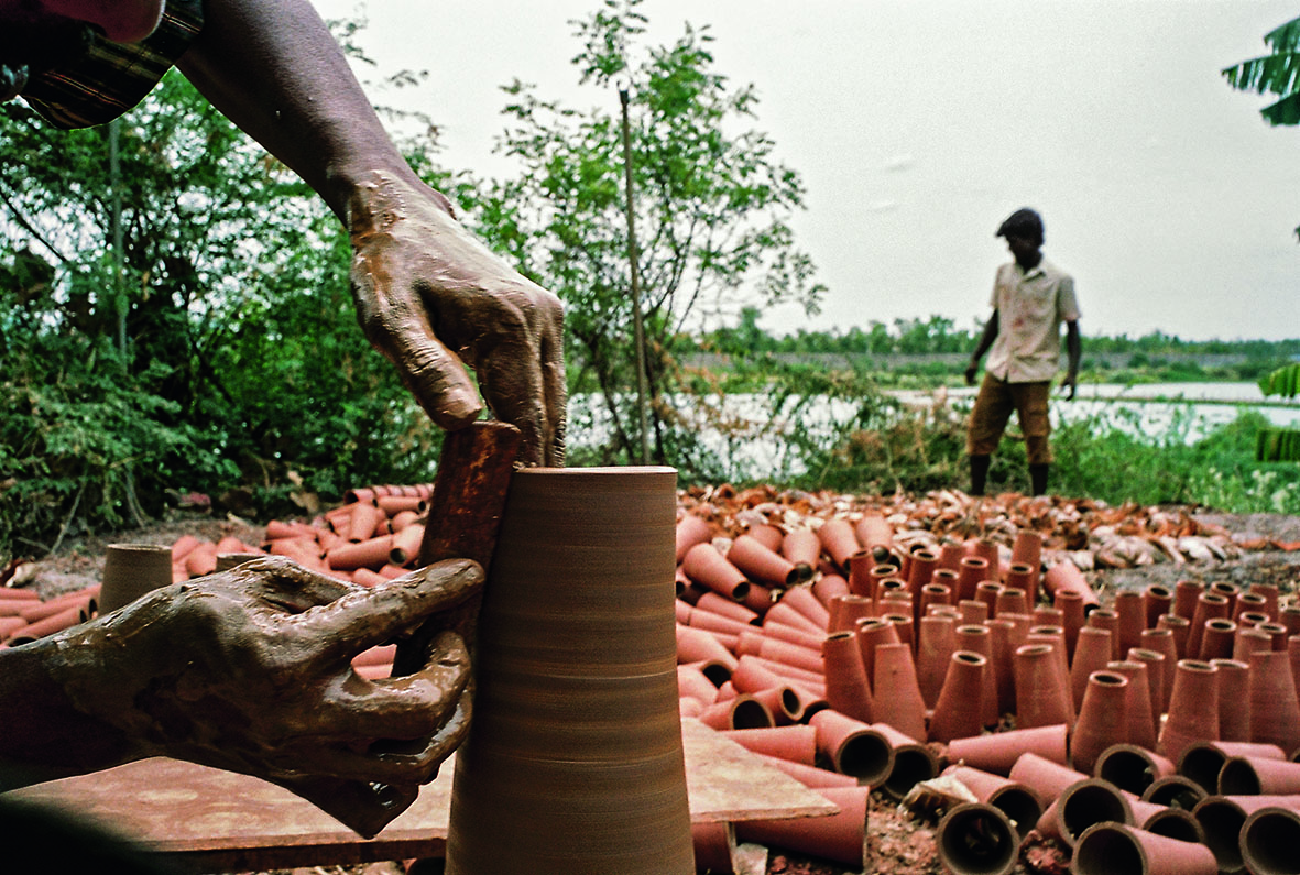 Lokal gefertigte Terrakotta-Kegel bilden die Grundelemente f&uuml;r nat&uuml;rlich ventilierte Gew&ouml;lbedecken ohne Stahl.