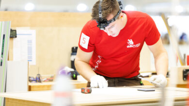 Bautischler Thomas Leitner zeigt vollen Einsatz bei den Euroskills 2025 in Dänemark.