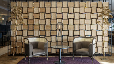 Das Wiener Geflecht in Erinnerung an den klassischen Wiener Kaffeehausstil, Samtsofas und zeitgenössische Kunst spiegeln den Charakter Wiens zwischen Tradition und Moderne wider