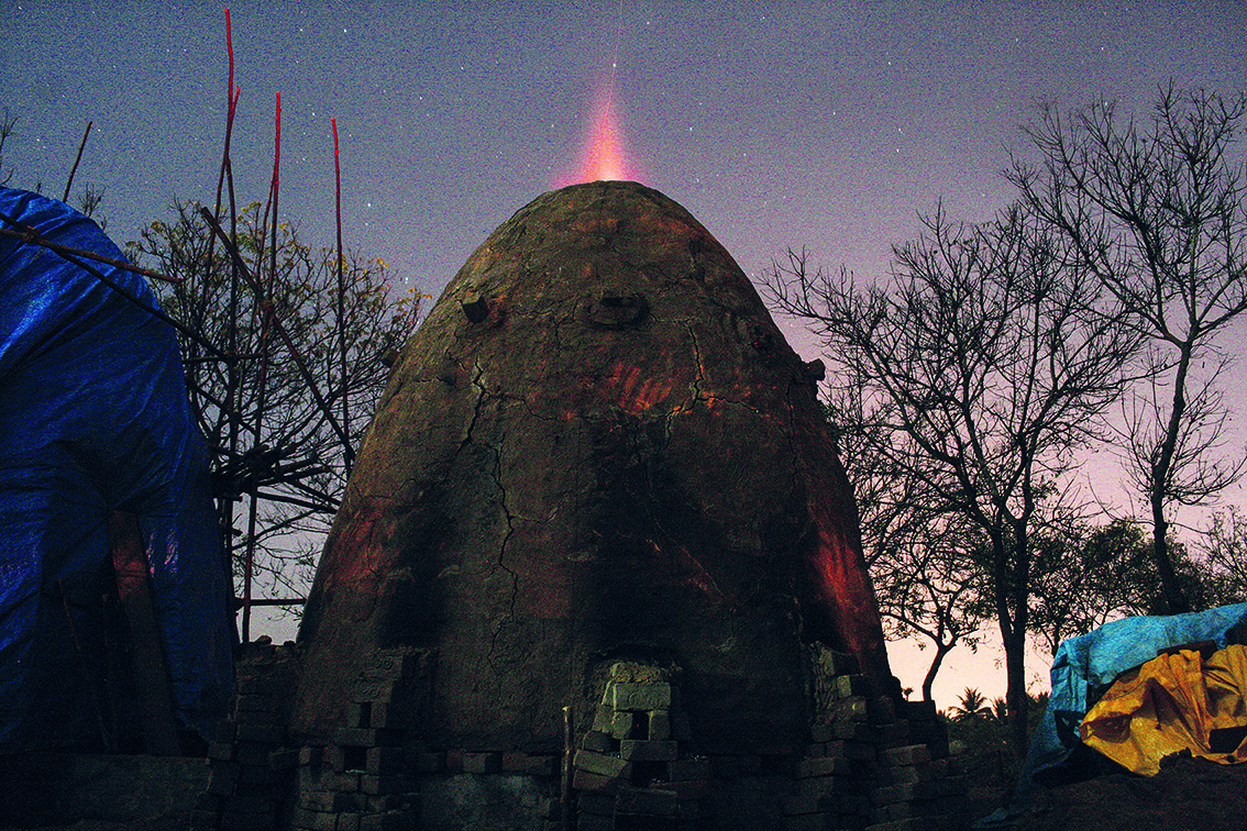 Beim in-situ gebrannten Lehmhaus wird das Haus selbst zum Brennofen. Anupama Kundoo: Volontariat Homes for Homeless Children, Puducherry, 2008