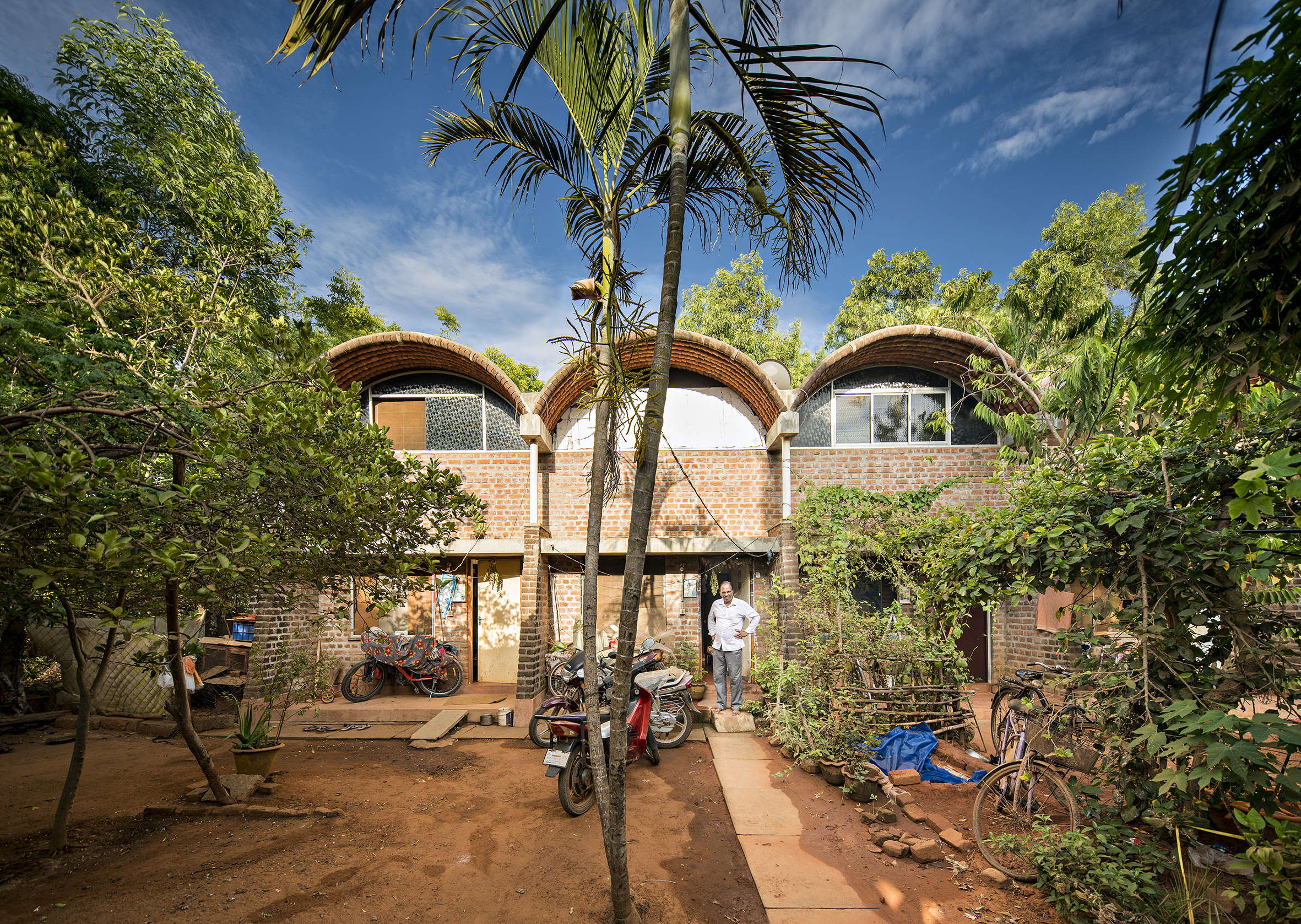 Sozialer Wohnbau mit tragenden W&auml;nden aus Stampflehm. Anupama Kundoo: Sangamam, Auroville, 2003