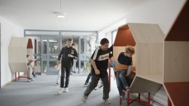 Die wabenförmigen Möbelmodule können flexibel angeordnet werden und bieten eine Vielzahl an Nutzungsmöglichkeiten. Die Basis der Takerspaces liefert Egger mit seinen Holzwerkstoffen. Die Module sind garantiert sicher (GS-Siegel), da sie TÜV-zertifiziert sind und der Brandschutzklasse B1 entsprechen.