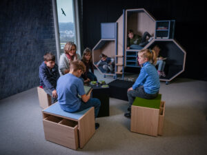 Schüler*innen brauchen Rückzugsmöglichkeiten. Daher leitet sich der Name der Möbelserie von ‚take a space‘ ab.