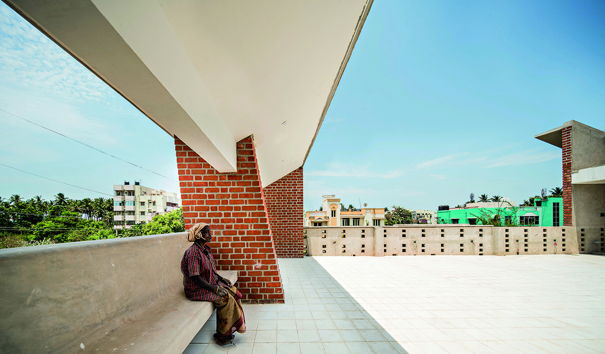 Bei dieser Bibliothek in Puducherry sitzt ein zartes Dach aus Ferrozement auf den W&auml;nden aus lokal hergestellten Ziegeln. Anupama Kundoo: Library Nandalal Sewa Samithi, Puducherry, 2018