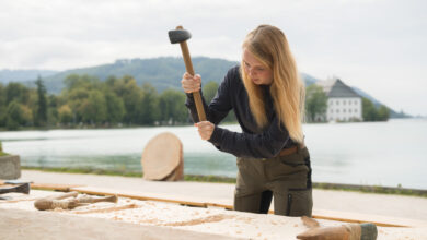 Erstbearbeitung der Einbäume mit rekonstruierten Steinzeit-Werkzeugen